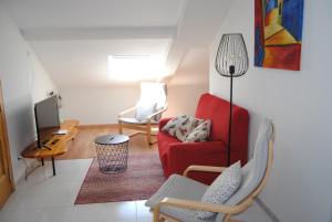 蒙福特·德·莱蒙斯Anduriña的客厅配有红色椅子和电视