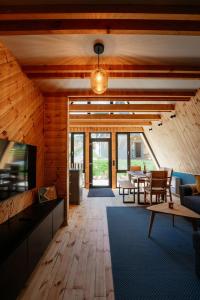 瓦特拉多尔内Krest relaxing heights的客厅设有木墙和木地板