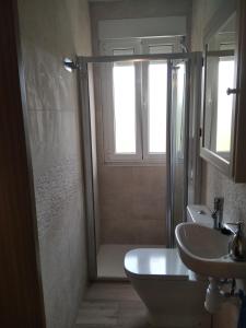 MonteCasa Bayona的带淋浴、卫生间和盥洗盆的浴室