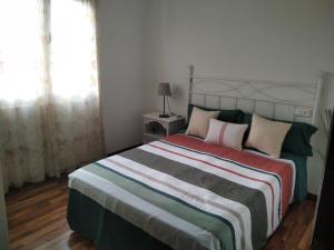 MonteCasa Bayona的一间卧室设有一张大床和一个窗户。