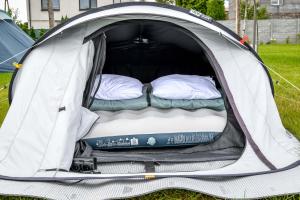 扎托尔KempingZator Namioty的开放式帐篷内提供2张床
