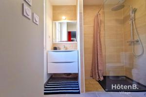 里摩日CLIM Jolie maison de 60 m2 avec jardin的一间带水槽和淋浴的浴室
