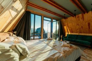 瓦特拉多尔内Krest relaxing heights的一间卧室配有一张大床和一张绿色沙发
