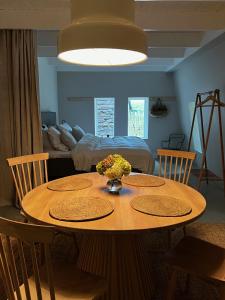GärsnäsTwo Bedroom, Newly Renovated, Garden Apartment in Gärsnäs, Österlen的用餐室,配有鲜花桌