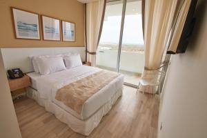 普拉亚斯Karibao Resort Town的一间卧室设有一张床和一个大窗户