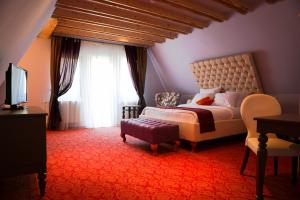 锡纳亚斜森林spa旅馆的一间卧室设有一张床和一个大窗户