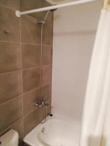 圣佩德罗德拉帕斯Bella Lombarda的带淋浴和浴帘的浴室