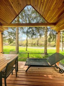 特尔日奇Ranč Mackadam Ranch Mackadam的木制甲板上配有桌子和长凳的庭院