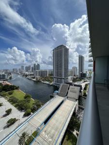 哈兰代尔海滩23rd floor Luxury & Spacious BeachWalk Resort Apartment with Amazing View的享有河流和城市的景观,拥有建筑