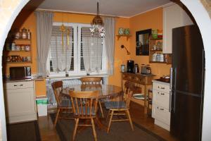 本多夫Ferienhaus Lilli的厨房配有桌椅和冰箱。