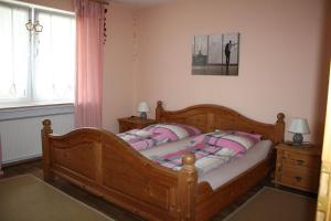 本多夫Ferienhaus Lilli的一间卧室配有木床和2个床头柜