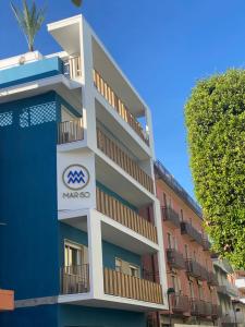 卡奥莱MAR60 Apartments的蓝色和白色的建筑,上面有标志