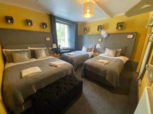 爱丁堡The Residence - 47 Minto St的黄色墙壁客房的两张床