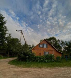 KrynkiOzierański Raj "Pod rzeźbami"的坐在路边的房子