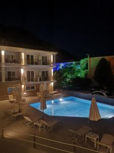 奈德里3 Island View Hotel的一座游泳池,在晚上在建筑物前