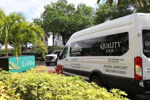 迈阿密Quality Inn Miami Airport - Doral的停在停车场的白色货车
