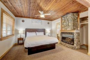 南太浩湖Heavenly Valley Lodge的一间卧室配有一张床和一个壁炉