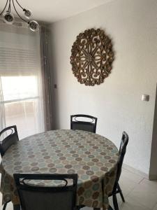 加鲁查Apartamento Andalucía - vistas al mar, playa, puerto deportivo, garaje的一间带桌椅和时钟的用餐室