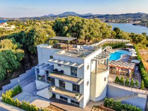 科梅诺Five Stars Villa的享有带游泳池的房屋的空中景致