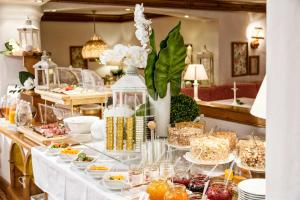 加舒恩普法伊费尔酒店的一张桌子上放着许多盘子的食物