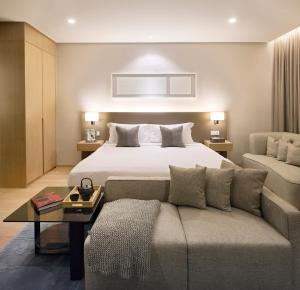 吉隆坡Sfera Residence Kuala Lumpur City Centre的酒店客房,配有床和沙发