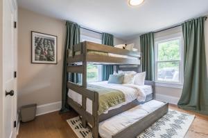 亚特兰大Blue Haven ATL的一间卧室配有双层床和窗户。