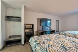 塔尔萨Motel 6 Tulsa, Ok - Central的酒店客房设有两张床和一台平面电视。