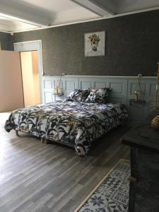 罗克莫尔Le mas Rocamour的一间卧室配有一张床和被子