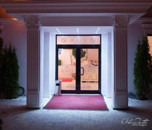 塔古玖赖斯酒店的一间商店的前门,有红色地毯