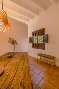 格拉纳达Casa del Aljibe的客厅配有木桌和长凳