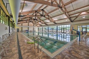 加利纳Cozy-Chic Escape Private Deck and Resort Perks的一座带游泳池的大建筑中的游泳池