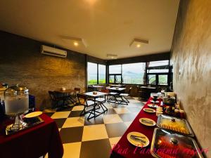 南府Pua Panorama Resort的一间餐厅,配有餐桌和食物