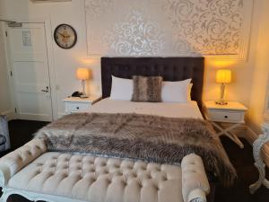 布伦海姆Hotel D'urville Blenheim的一间卧室配有一张带棕色毯子的大床