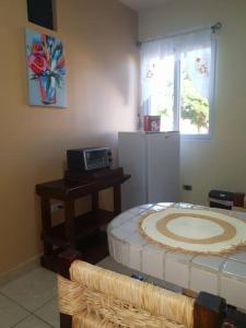 圣佩德罗苏拉Hermoso Apartamento的客房设有冰箱、桌子和窗户。