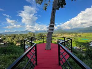 南府Pua Panorama Resort的一条红色地毯的走道,上面有树
