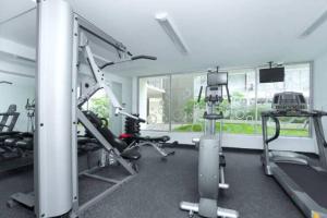 利马Departamento céntrico y moderno, exelente ubic.的健身房设有数台跑步机和模拟器