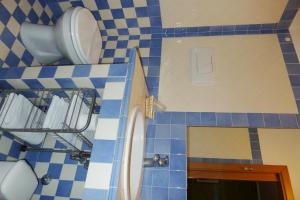 苏特里Hotel Sutrium的浴室配有卫生间、盥洗盆和浴缸。