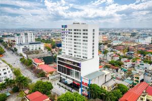 Thái BìnhSOJO Hotel Thai Binh的城市高楼高空景观