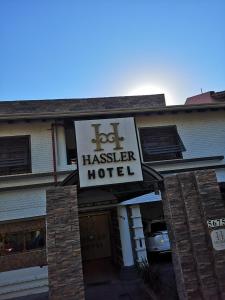 亚松森Hotel Hassler的大楼前的热客酒店标志