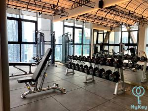 吉隆坡Scarletz Suites KLCC by Mykey Global的健身房,配有各种跑步机和机器