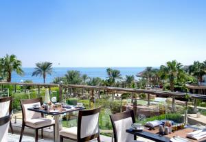 沙姆沙伊赫Royal Savoy Sharm El Sheikh的海景餐厅