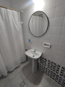 圣米格尔·德·图库玛Casa Barrio Sur COMODA的白色的浴室设有水槽和镜子