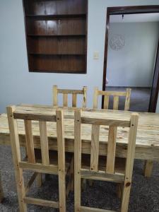 圣米格尔·德·图库玛Casa Barrio Sur COMODA的一张带两把椅子和镜子的木桌