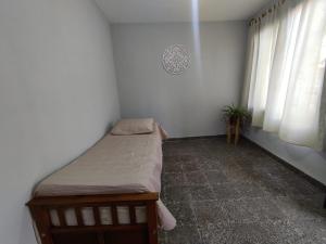 圣米格尔·德·图库玛Casa Barrio Sur COMODA的一间小卧室,配有床和窗户