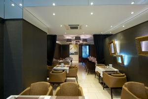 美因河畔法兰克福欧洲风格酒店的餐厅内带桌椅的用餐室