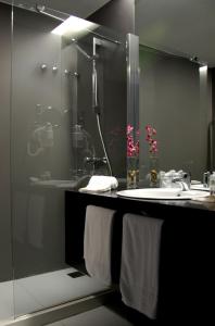 拉梅戈昆塔德卡萨勒德龙霍葡萄酒酒店的带淋浴和毛巾水槽的浴室