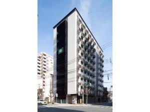 京都R & B Hotel Kyoto Shijo Kawaramachi - Vacation STAY 40547v的一座高大的建筑,旁边有一个标志