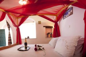 圣安娜纳克索斯Something Else的一间卧室配有一张红色天蓬床