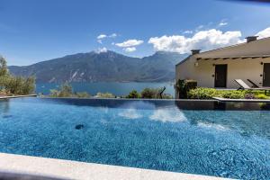 利莫内-苏尔加达LLAC Living Nature Hotel的享有湖景的游泳池