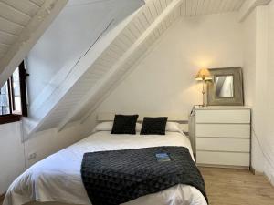 萨连特加列戈Locky · Espacio y Exclusividad ❅ Pirineos360 ❅的一间白色的卧室,配有床和楼梯